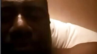 Voici chilling vidéo nue a caractère pornographique de  Monsieur Be-all otsaghe Nkouna Hermy