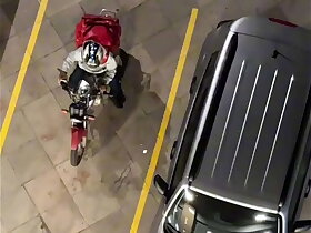 ENTREGADOR VEIO TRAZER O O LANCHE E ESTAVA DE PAU DURO, DEI UMA MANJADA E O PUTO PERGUNTOU SE EU QUERIA PEGAR. - FREE