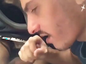 Chupando o pau do meu become on friendly dentro do carro no meio da praça