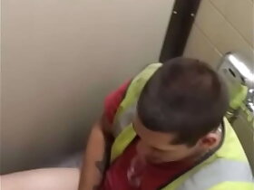 Catador de lixo bateu itty-bitty banheirão