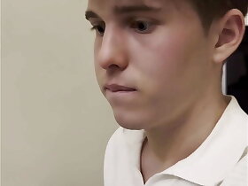 Twink con fimosis se masturba a escondidas en la comida familiar